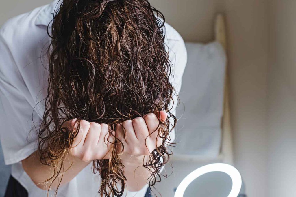 mujer con el cabello mojado