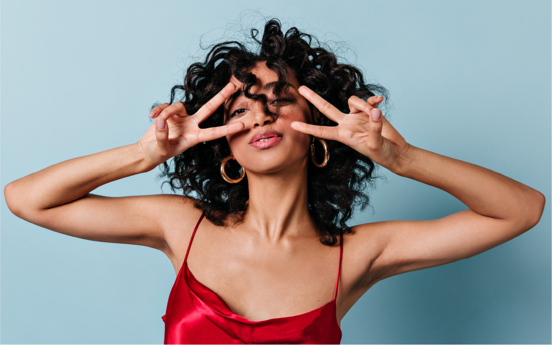 mujer con cabello crespo vestido rojo
