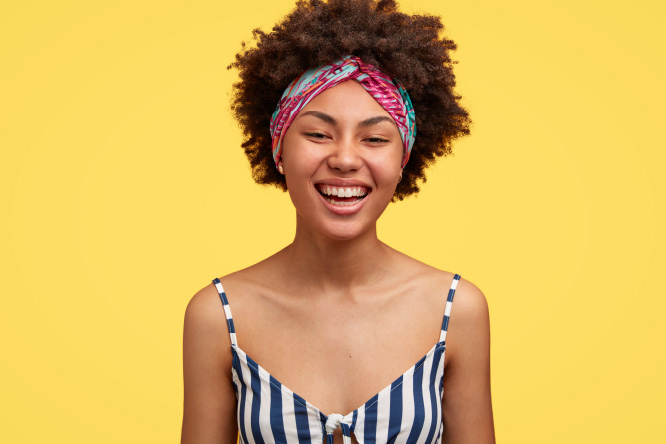 mujer sonriendo y cabello crespo