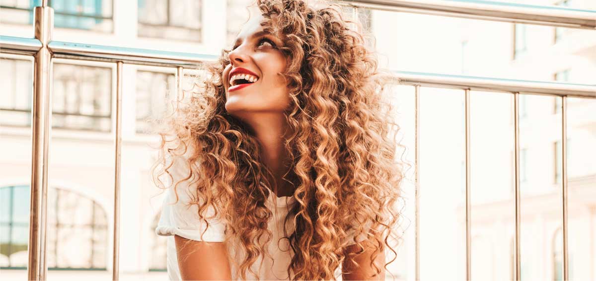 retrato mujer rizos sonriente