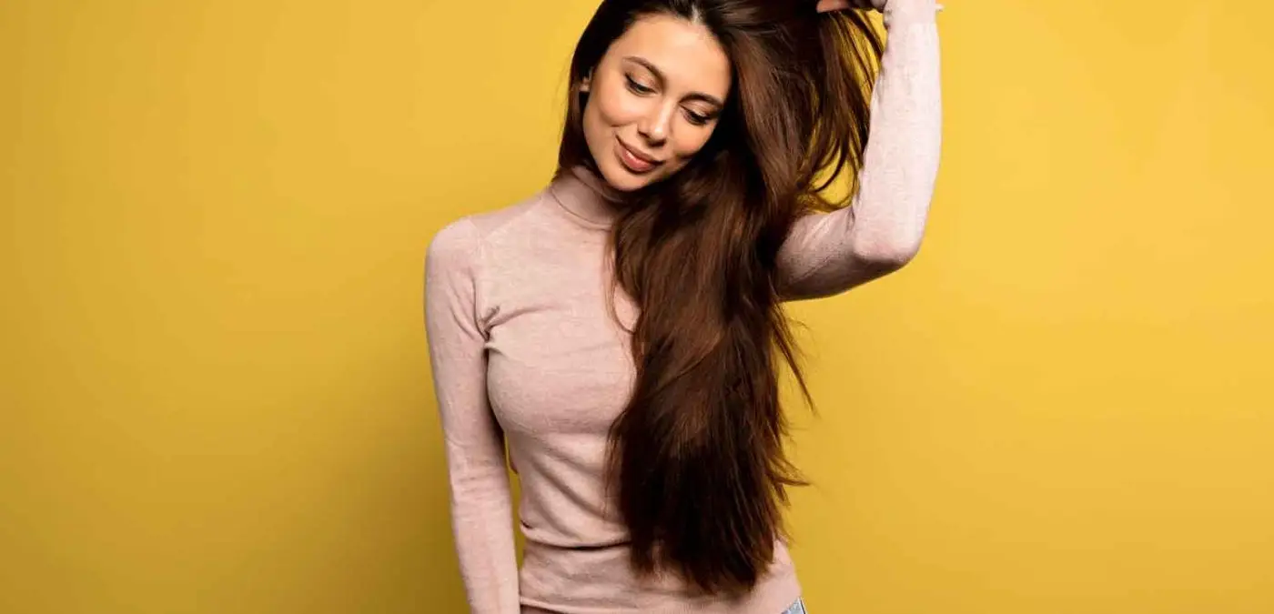 chica pacificada jersey rosa alisa su cabello