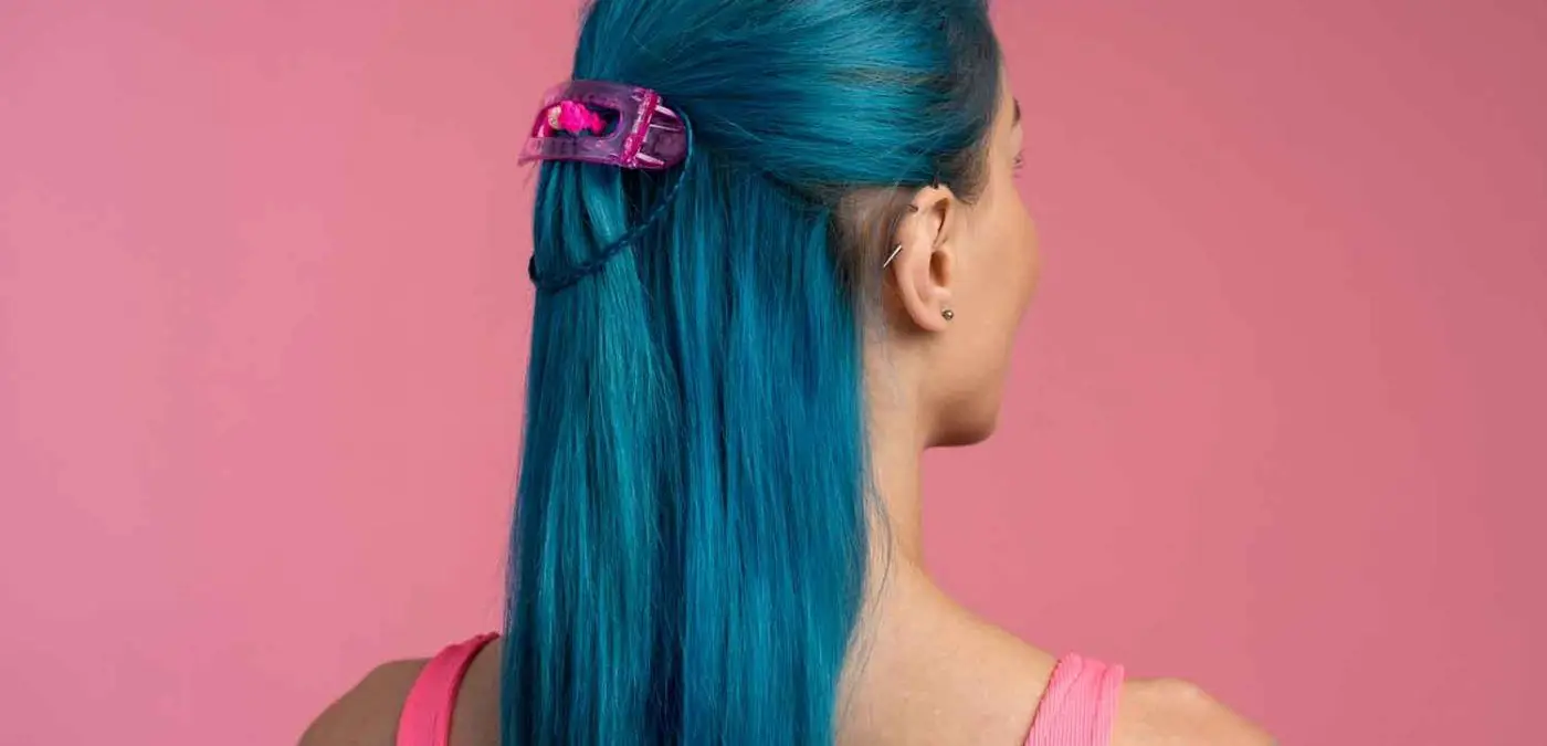 mujer llevando rosa pelo clip vista lateral