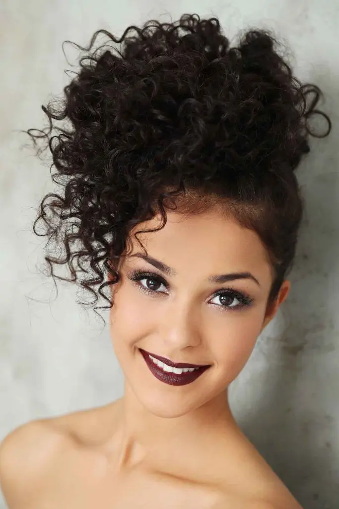 hermosa joven mujer con pelo negro rizado