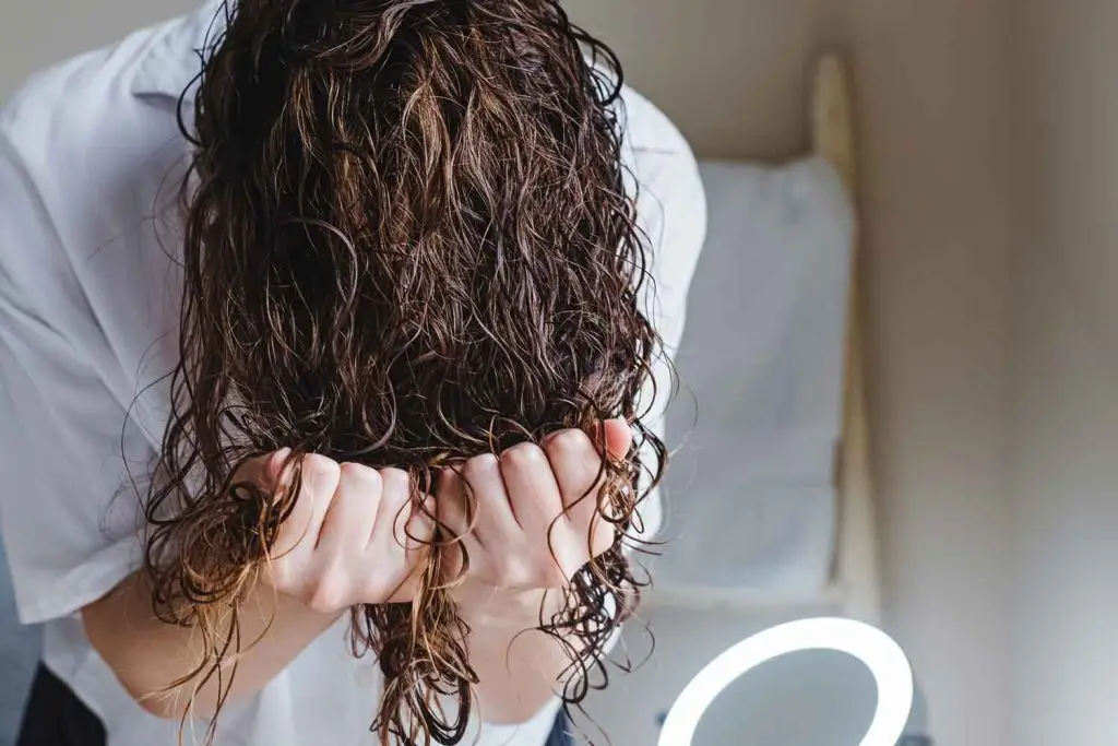 mujer con el cabello mojado