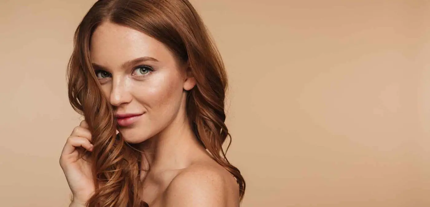 mujer delgada con cabello ondulado