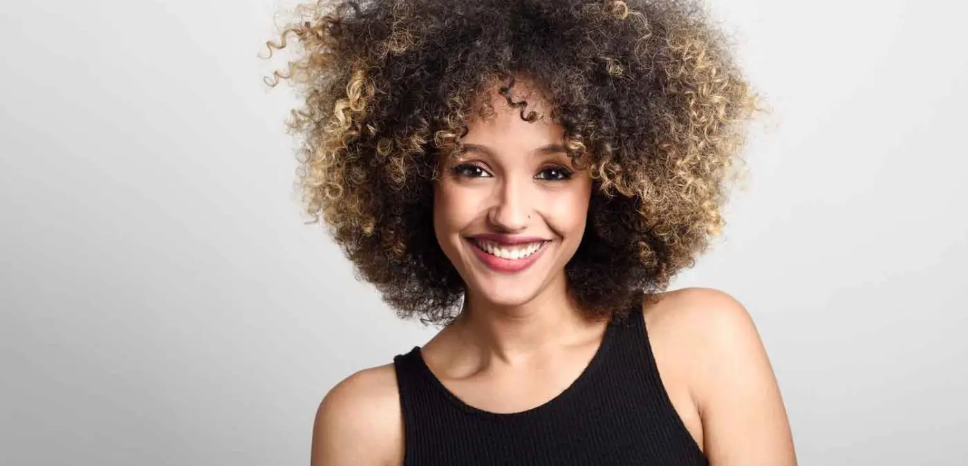 mujer sonriendo frente pelo rizado 1