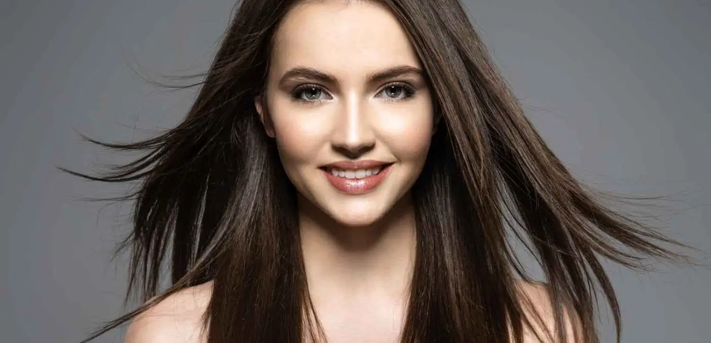 mujer sonriente morena cabello largo castano belleza modelo moda pelo largo liso modelo moda posando mujer bonita cabello castano largo recto