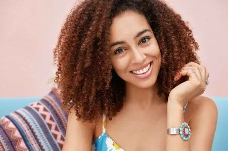 5 tips para bajar el volumen del cabello rizado