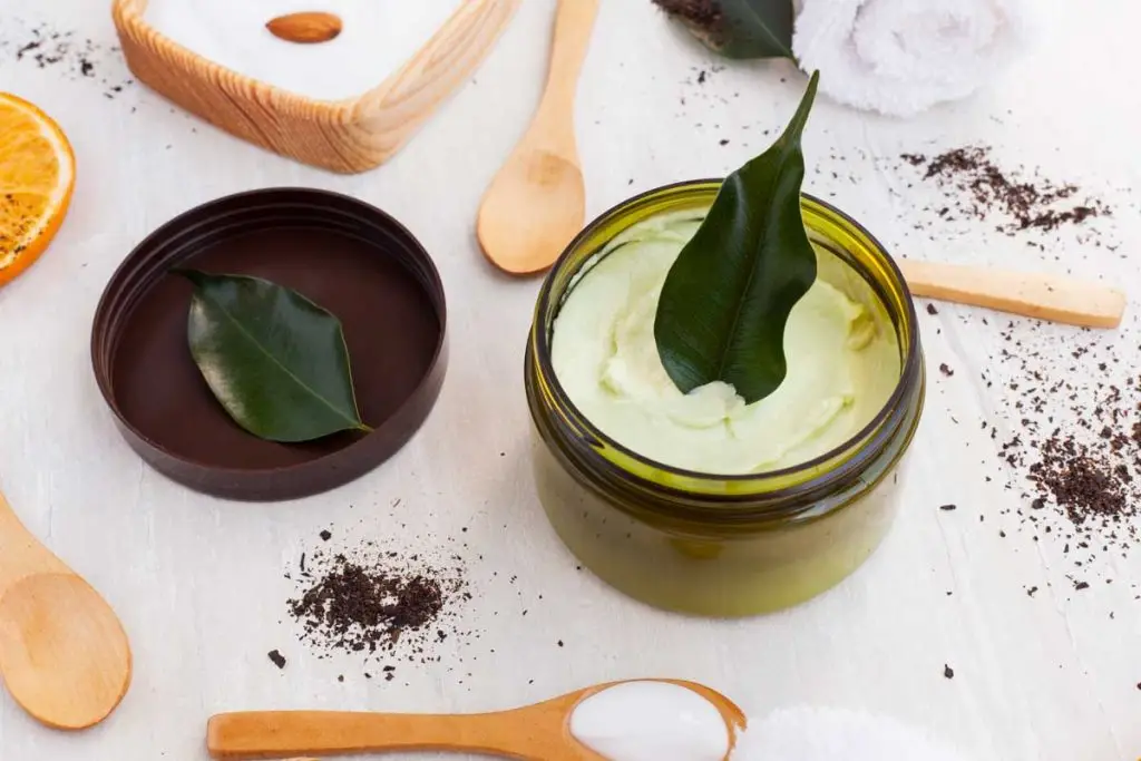 mesa de madera crema de mantequilla con cuerpo de ángulo alto