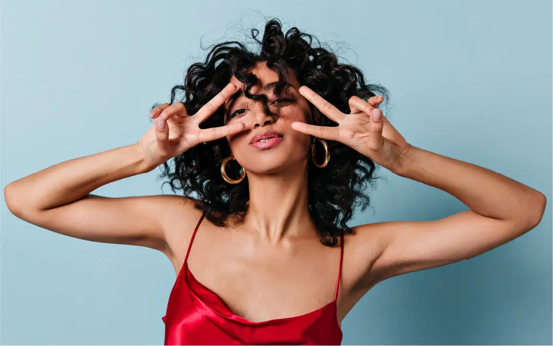 mujer con cabello crespo vestido rojo