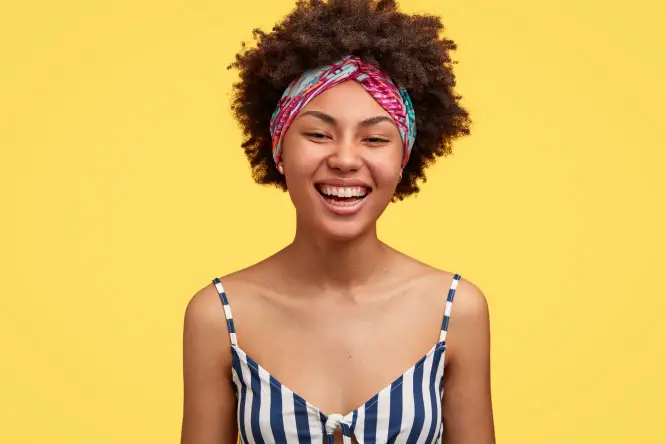 mujer sonriendo y cabello crespo