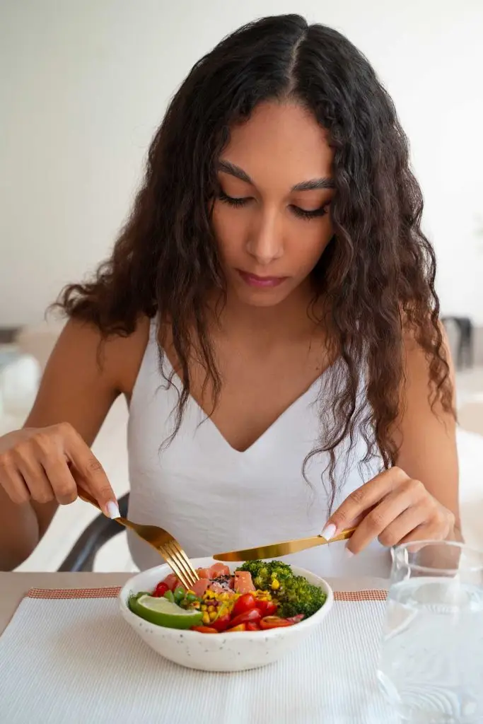 plano medio mujer comiendo salmon bowl